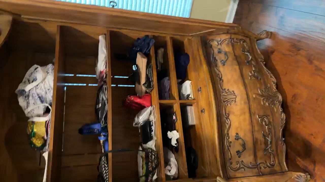 Schnelling Amor Antique Armoire - Spacious & Elegant