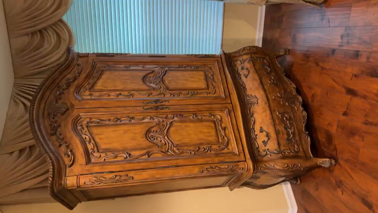 Schnelling Amor Antique Armoire - Spacious & Elegant