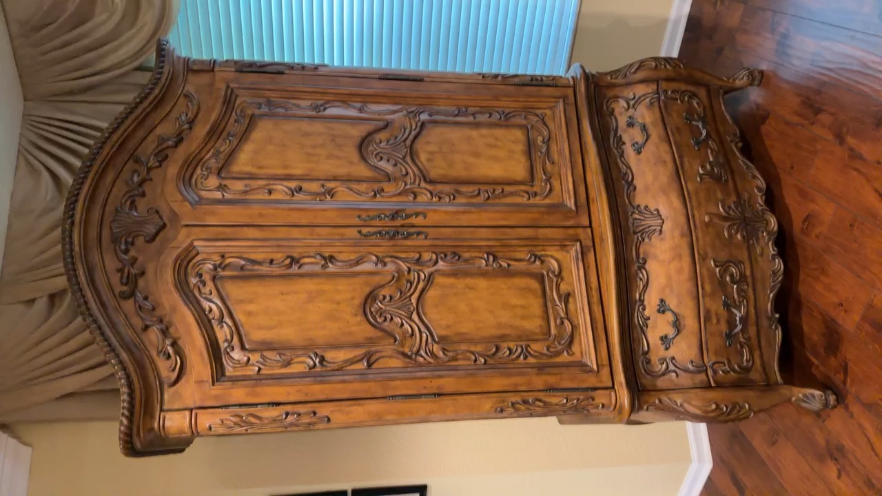 Elegant Snelling Amor Armoire - Antique Charm