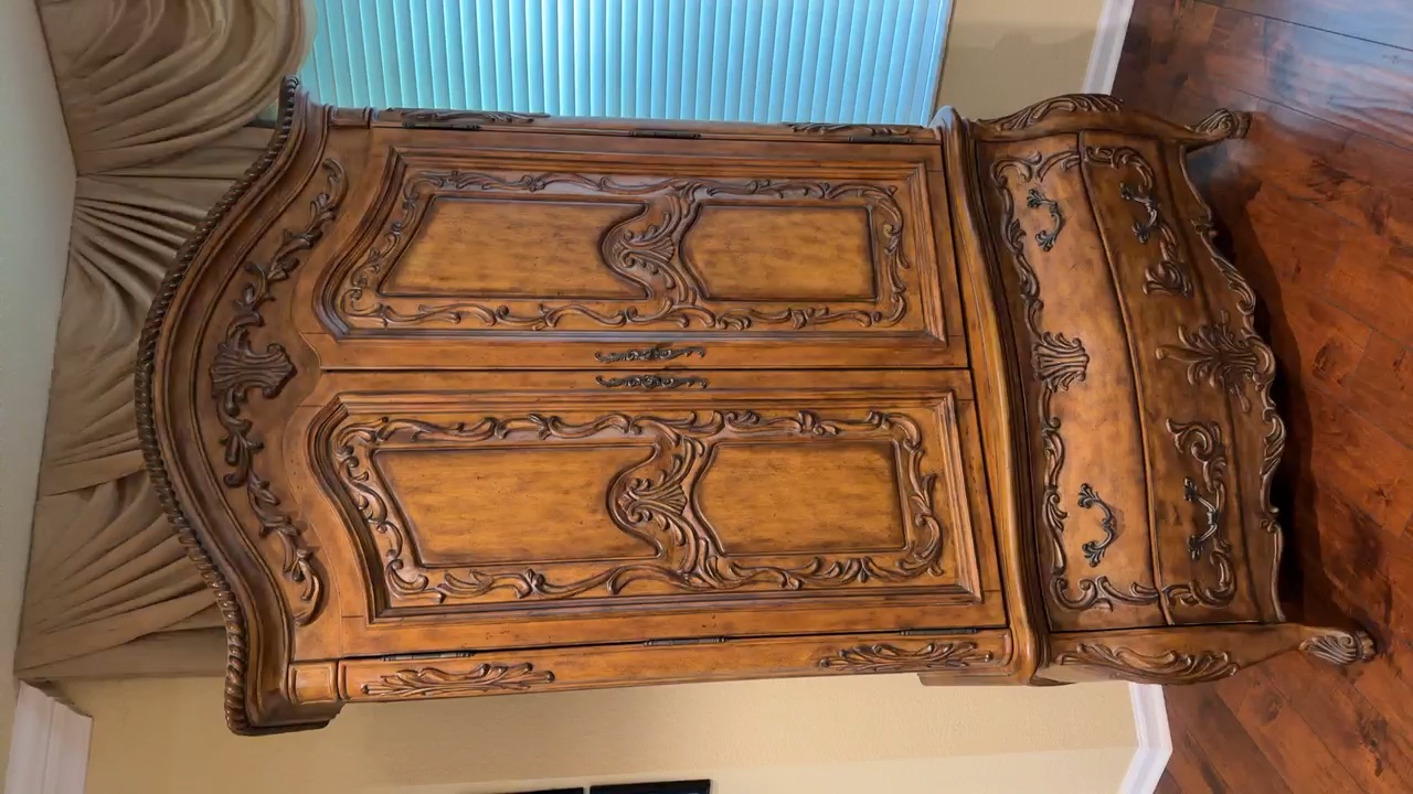 Elegant Snelling Amor Armoire - Antique Charm