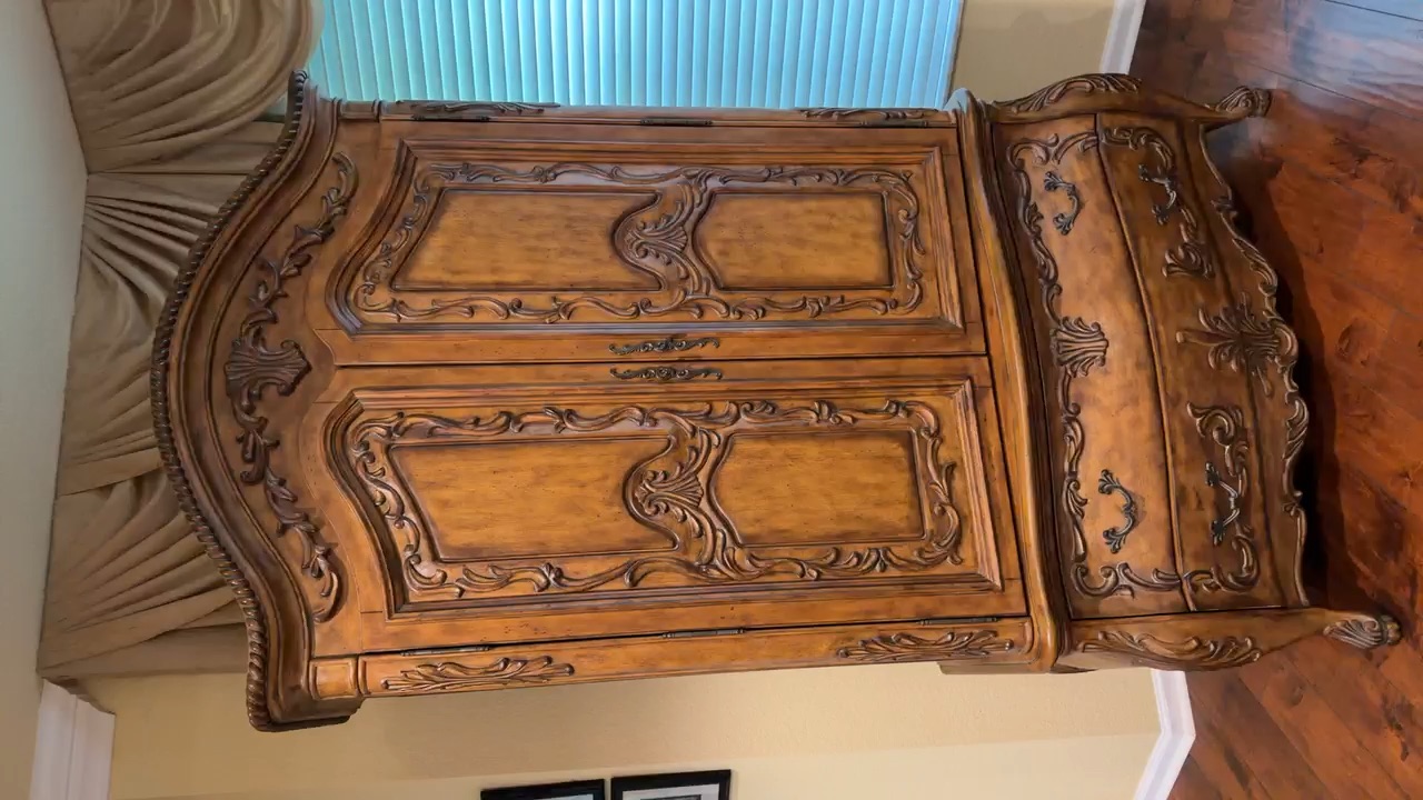 Elegant Snelling Amor Armoire - Antique Charm