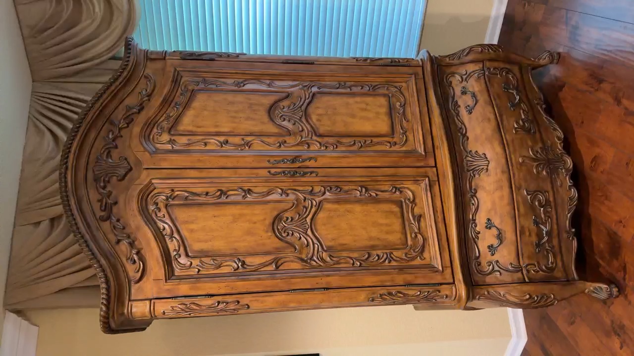 Elegant Snelling Amor Armoire - Antique Charm